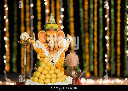 Offerta religiosa di fronte all'Idolo Signore Ganesha a Diwali Foto Stock