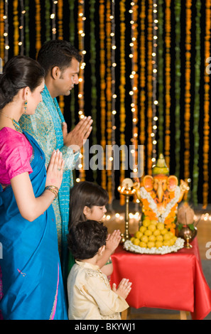 Famiglia pregando in Diwali Foto Stock