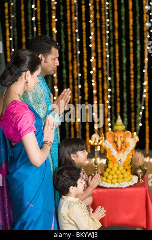 Famiglia pregando in Diwali Foto Stock