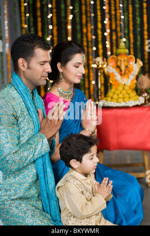 Giovane pregando in Diwali Foto Stock