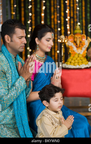 Famiglia pregando in Diwali Foto Stock