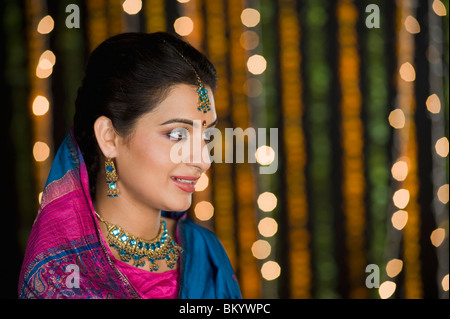 Close-up di una donna per celebrare Diwali Foto Stock