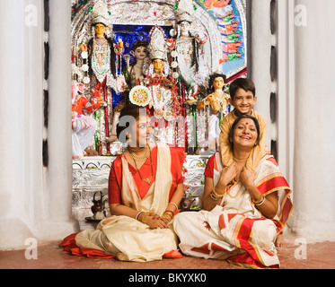 Famiglia in un tempio Foto Stock