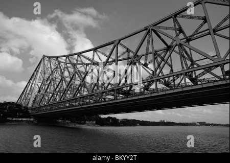 Ponte che attraversa il fiume, quella di Howrah Bridge, Fiume Hooghly, Calcutta, West Bengal, India Foto Stock