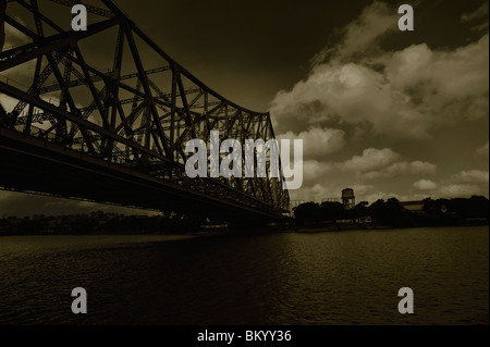 Ponte che attraversa il fiume, quella di Howrah Bridge, Fiume Hooghly, Calcutta, West Bengal, India Foto Stock