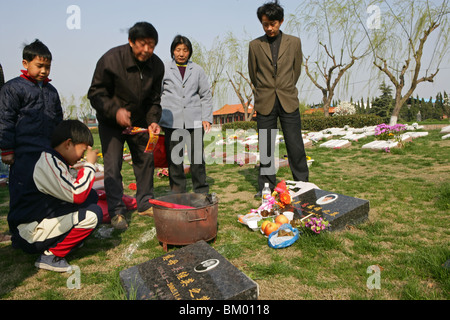 Fu Shou Yuan cimitero cimitero durante il Ching Ming Festival, preghiere per i morti, avi, famiglia offre cibo, vino, frutta al Foto Stock