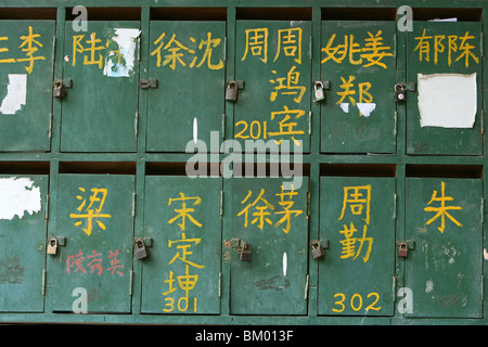 Le cassette postali in concessione francese, verde letter box, Francese, calligrafia Foto Stock