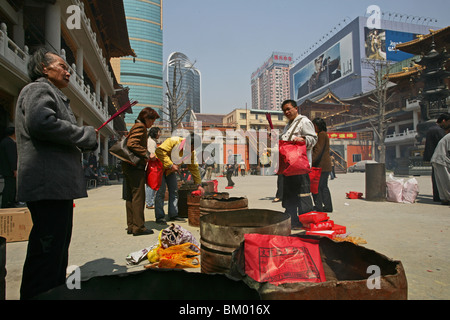 Tempio di Jing'an, Jing An Tempel, modernisiert, Nanjing XiLu, bastoncini di incenso, spirito denaro Foto Stock