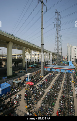Autostrada Gaojia, Gaojia, elevati il sistema autostradale, bridge Expressway, custodito parcheggio, alta tensione le linee elettriche Foto Stock