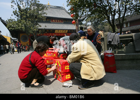 Tempio Longhua, Tempio Longhua e pagoda, il più antico e il più grande tempio buddista di Shanghai, il cortile e le offerte Foto Stock