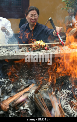 Tempio Longhua, Tempio Longhua e pagoda, il più antico e il più grande tempio buddista di Shanghai, bruciando joss bastoncini di incenso, Foto Stock