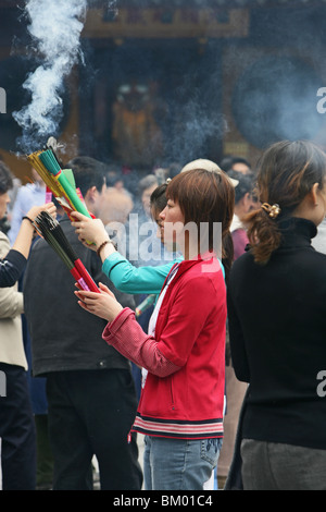 Tempio Longhua, Tempio Longhua e pagoda, il più antico e il più grande tempio buddista di Shanghai, bruciando joss bastoncini di incenso, Foto Stock