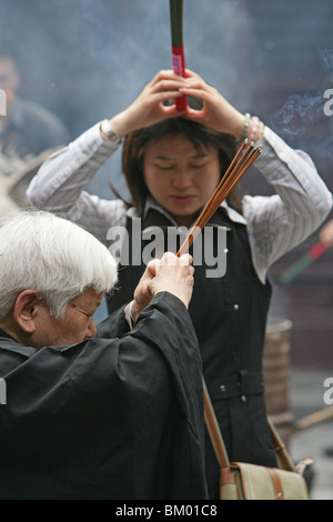 Tempio Longhua, Tempio Longhua e pagoda, il più antico e il più grande tempio buddista di Shanghai, bruciando joss bastoncini di incenso, Foto Stock