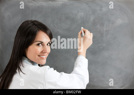 Insegnante scrivere sulla lavagna vuota Foto Stock