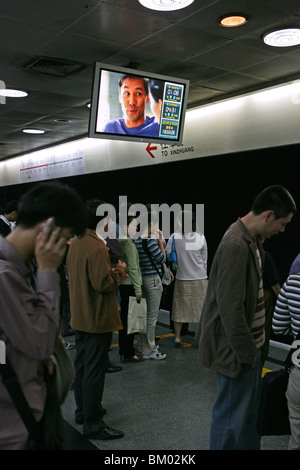 La metro di Shanghai, massa sistema di trasporto, alla metropolitana, ai trasporti pubblici, la stazione della metropolitana Foto Stock