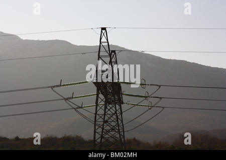 Una parte superiore del traliccio di energia elettrica ad alta tensione linea di trasmissione. Foto Stock