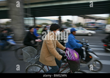 Il traffico di Shanghai, ciclista, una maschera per la respirazione, face-mask, autostrada sopraelevata, di giunzione Foto Stock