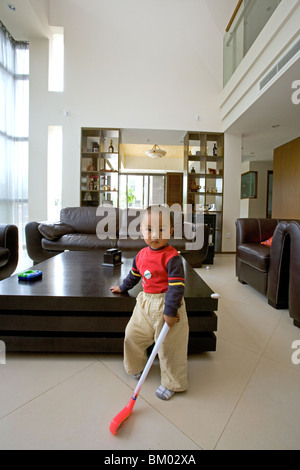 Moderna villa, living, giovane ragazzo in soggiorno, appartamento di lusso, western Shanghai, interieur, casa privata, interno Foto Stock