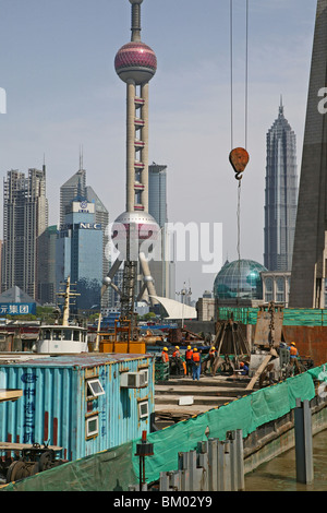 Porto, vista dal ponte Waibaidu, ueber Souzhou Creek, Huangpu-River, Hafen, Huangpu-Fluss, Pudong, sito in costruzione Foto Stock