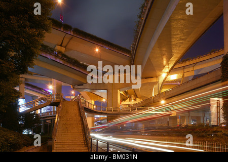 Autostrada Gaojia, Gaojia, elevati il sistema autostradale, WachmannHochstrasse, im Zentrum von Shanghai, Expressway, Deko-Mittelsaeule, c Foto Stock