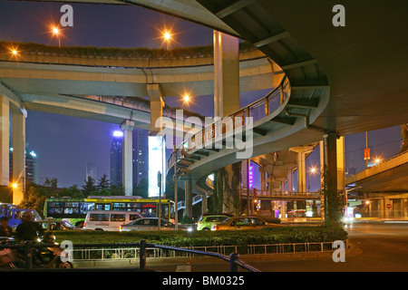 Autostrada Gaojia, Gaojia, elevati il sistema autostradale, bridge, im Zentrum von Shanghai, Expressway, puzzle di tracce concrete Foto Stock