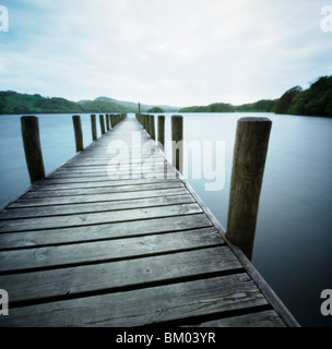 Jetty di Coniston Water, Lake District, Cumbria Inghilterra England Foto Stock