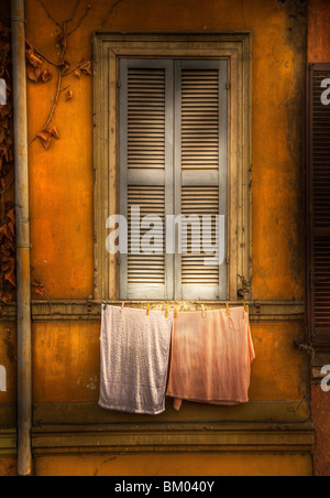 Finestra in legno doghe e lavaggio su una linea Foto Stock