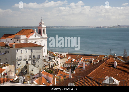 Vista di Lisbona da Santa Luzia Viewpoint, con Santo Estevao chiesa sulla sinistra. Foto Stock