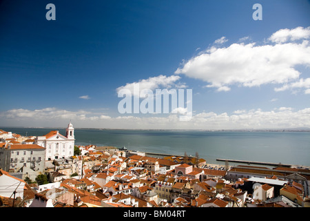 Vista di Lisbona da Santa Luzia viewpoint. Foto Stock