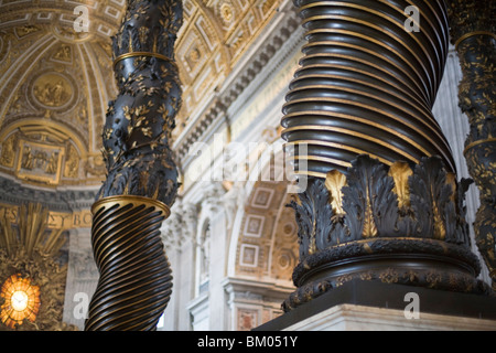 Dettaglio del Bernini colonna ritorta dal baldacchino, la basilica di San Pietro e Città del Vaticano Foto Stock