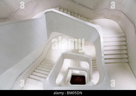 CaixaForum scale in cemento di colore bianco, opera di Herzog & de Meuron, Madrid, Spagna Foto Stock