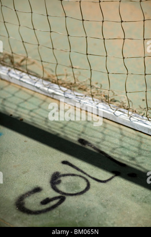 La parola spagnola "gol!" (obiettivo!) verniciato sulla terra da un obiettivo di calcio, Siviglia, Spagna Foto Stock