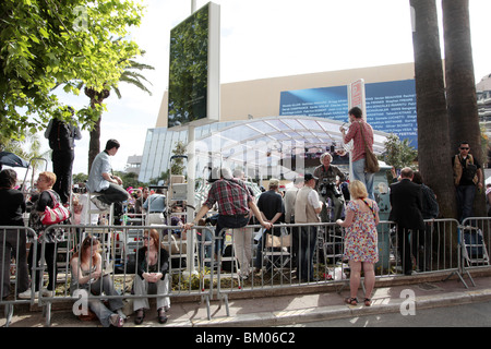 I fotografi e il pubblico attendono l arrivo di celebrità durante la 63a edizione annuale di Cannes Film Festival, canne, Francia. Foto Stock