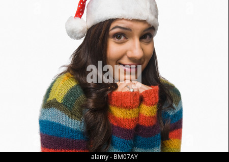 Donna che indossa Santa hat e brividi Foto Stock