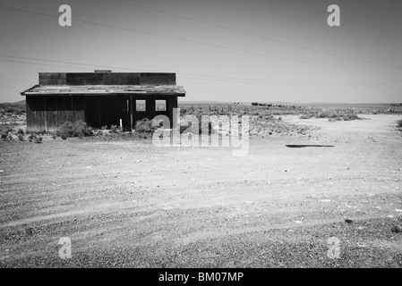 Arizona deserta strada sterrata edificio di legno di architettura del paesaggio presso due cannoni di Ghost Town lungo la route 66 appena ad est di Flagstaff Foto Stock