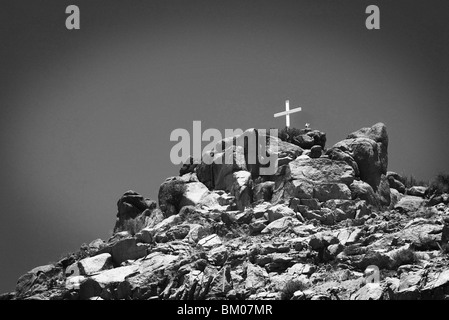 Croce si trova sulla cima di una montagna di sandia boulder mound paesaggio in bianco e nero, lungo il percorso 66, Albuquerque, Nuovo Messico Foto Stock