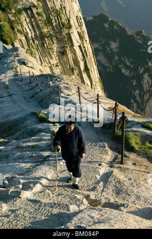 Monaco daoista sul pesce torna Ridge, avvicinando cui Yun Gong Monastero il picco del Sud, cammino di pellegrino lungo la scalinata in pietra con mano a catena Foto Stock