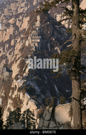 Vista dalla cima ovest di fronte al picco del Nord, e il sentiero di montagna, taoista di montagna, Hua Shan, provincia di Shaanxi, Cina e Asia Foto Stock