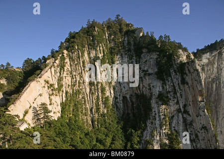 Vista dal picco del nord di fronte alla ripida scogliera, taoista di montagna, Hua Shan, provincia di Shaanxi, Cina e Asia Foto Stock