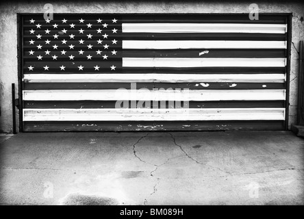 Bandiera americana sulla porta del garage Foto Stock