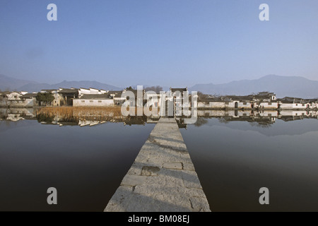 Ingresso Hongcun è attraverso un ponte e antico borgo, museo vivente, Cina, Asia, Sito del Patrimonio Mondiale UNESCO Foto Stock