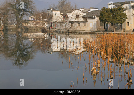 Ingresso Hongcun è attraverso un ponte e antico borgo, museo vivente, Cina, Asia, Sito del Patrimonio Mondiale UNESCO Foto Stock