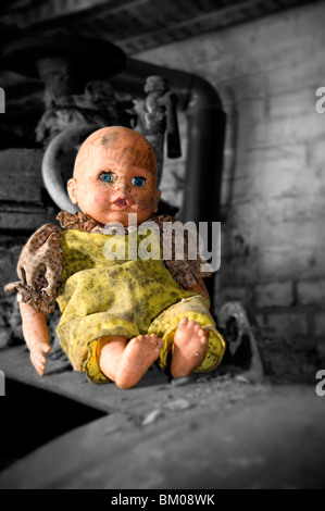 Un vecchio e sporco bambola di plastica Foto Stock