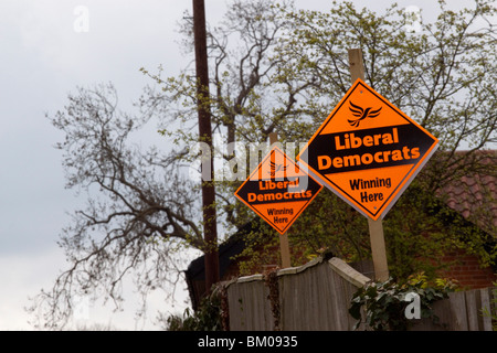 Due orange Liberal-Democrat manifesti in un ambiente rurale Foto Stock