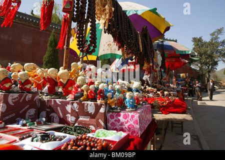 Song Shan, negozio di souvenir in vendita nella parte anteriore del monastero Shaolin, noto per la boxe Shaolin, nella provincia di Henan, Cina e Asia Foto Stock