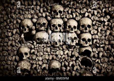 Close up di teschi nelle catacombe sotto Parigi Foto Stock