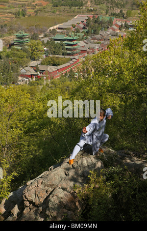 Maestro di Kung Fu, Shi Yanwen, vicino monastero Shaolin, Song Shan, nella provincia di Henan, Cina e Asia Foto Stock