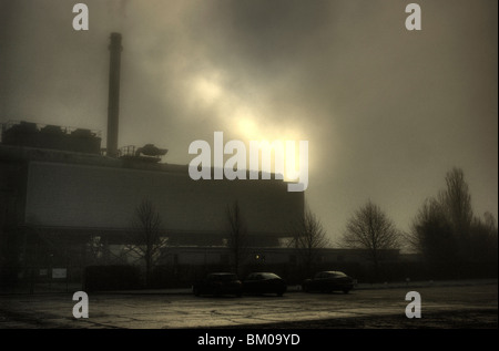 La stazione di potenza nella nebbia Foto Stock