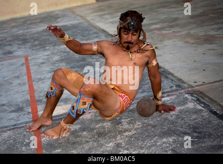 Una sfera di Maya giocatore colpisce la palla con la hip come egli svolge nel villaggio Chapab in Yucatan Stato nella penisola dello Yucatan in Messico. Foto Stock