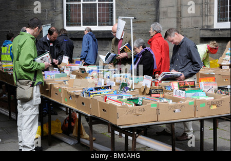 La Christian Aid vendita di libri su George Street, Edimburgo, Scozia, Regno Unito. Foto Stock